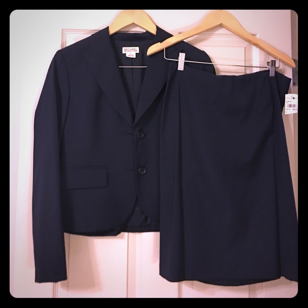 NWT Michael Kors size 6 navy blue lined suit